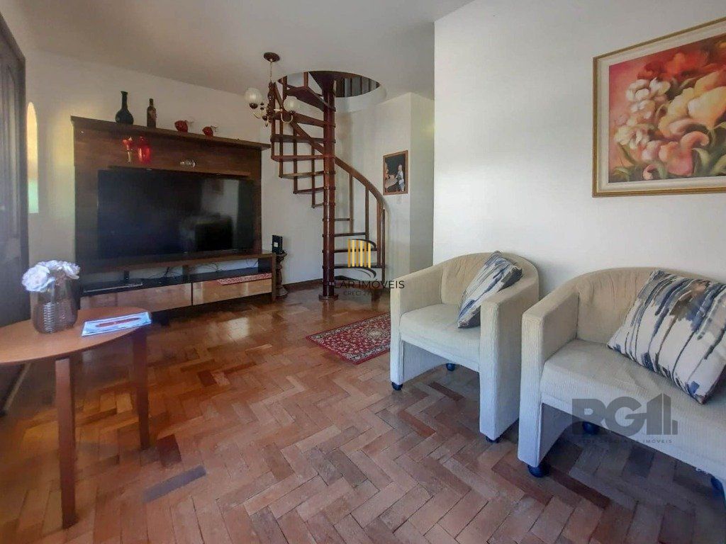 Excelente casa de 240m² com 4 dormitórios e 2 vagas.