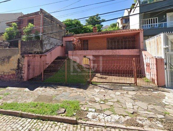 Casa com 03 dormitórios, churrasqueira, pátio com piscina e 5 vagas de garagem no bairro Menino Deus