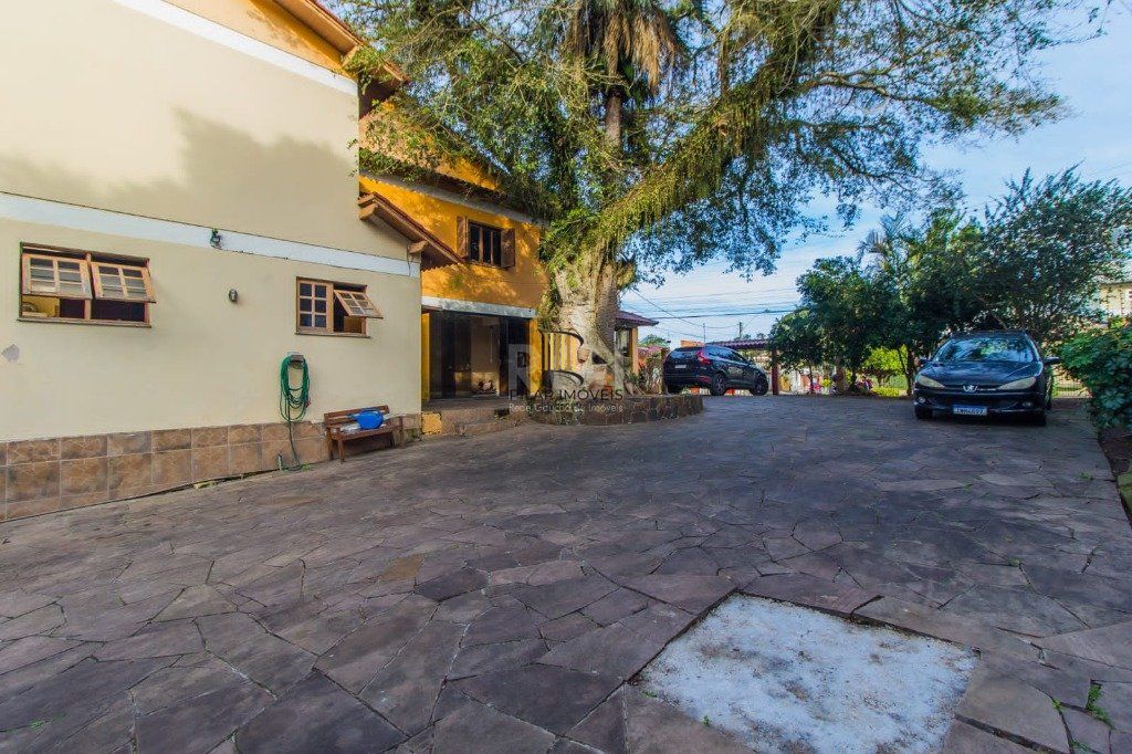 Casa para Venda - 300m², 4 dormitórios, sendo 1 suites, 3 vagas - Santa Isabel
