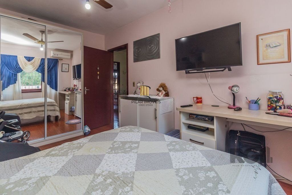 Sobrado de 215m² - 4 dormitórios, 5 vagas no bairro Passo das Pedras