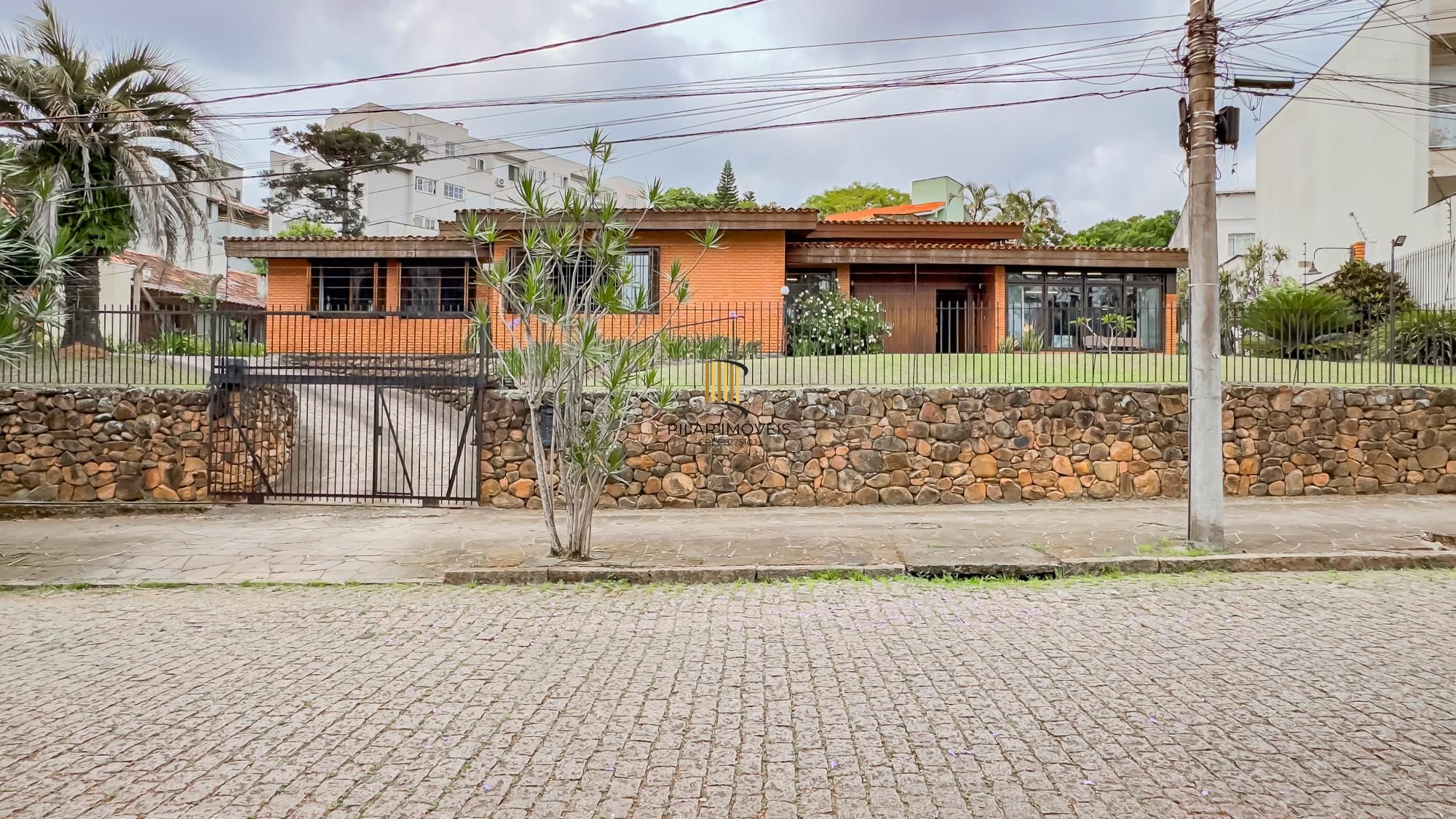 Casa com 3 quartos e 313m² à venda em Chácara das Pedras, Porto Alegre. Rua Joao Paetzel, Chácara Das Pedras, Porto Alegre - Pilar Imóveis