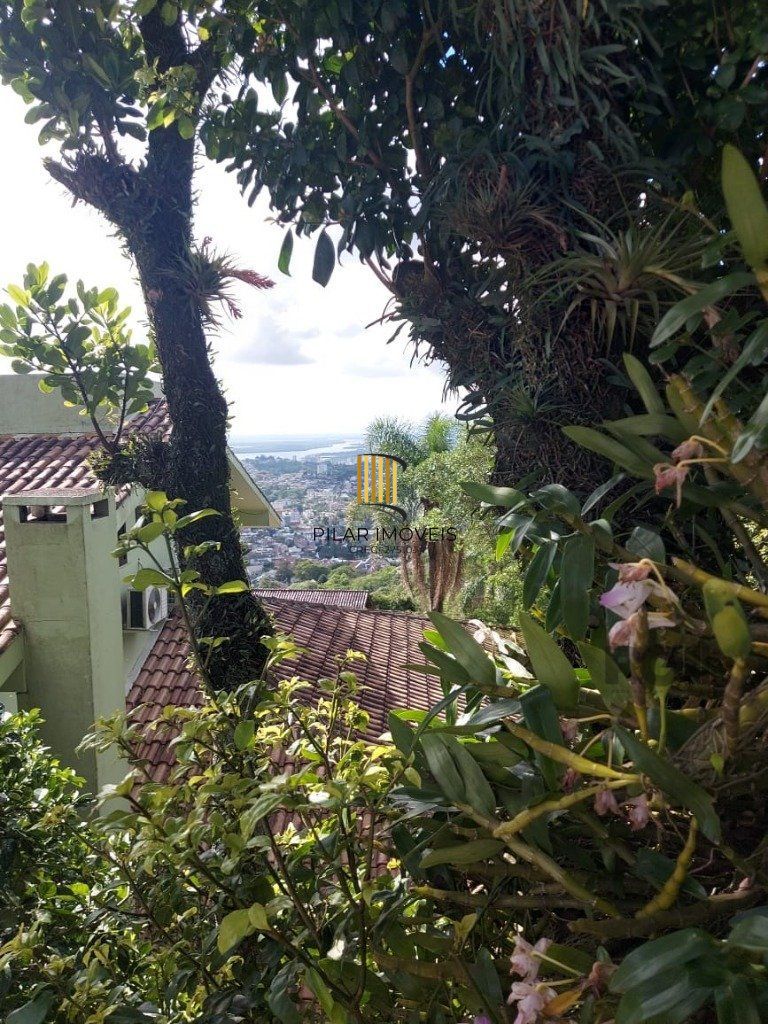 Casa com 400m² privativos e 1000m² de terreno, com vista. Um paraíso no Morro Apamecor!