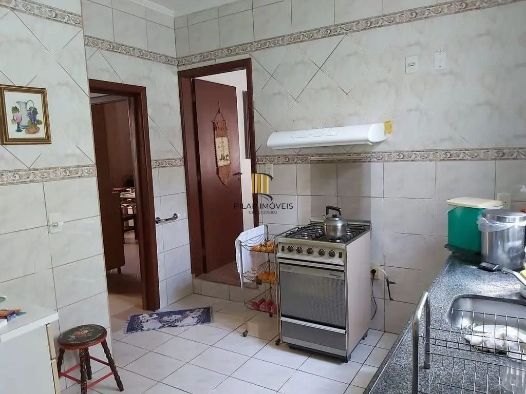 Casa com 4 dormitórios no bairro Passo da Areia