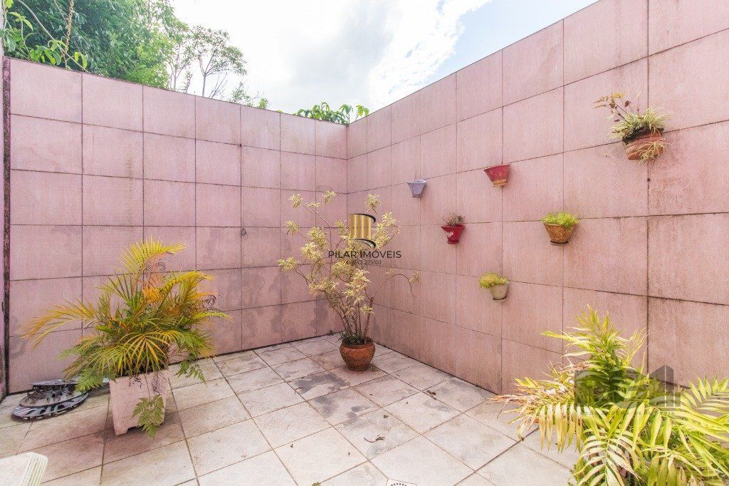 Casa com 3 dormitórios e 3 vagas no bairro Santa Tereza