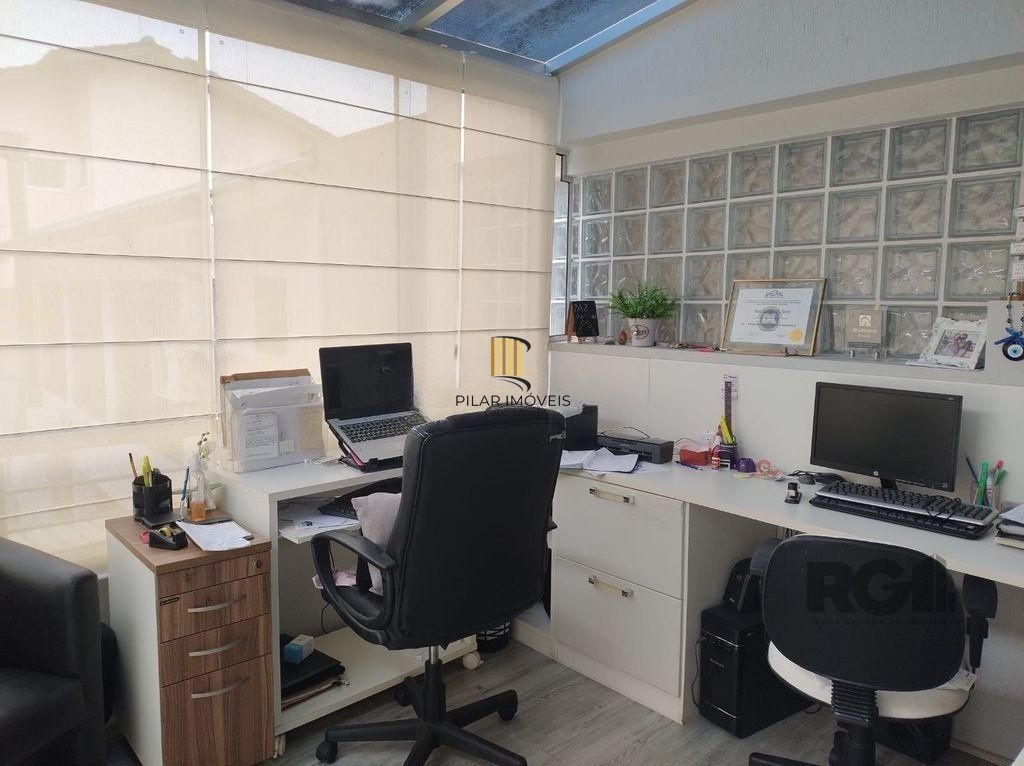 Casa de 307m² - 3 dormitórios, piscina, 4 vagas no bairro Espírito Santo
