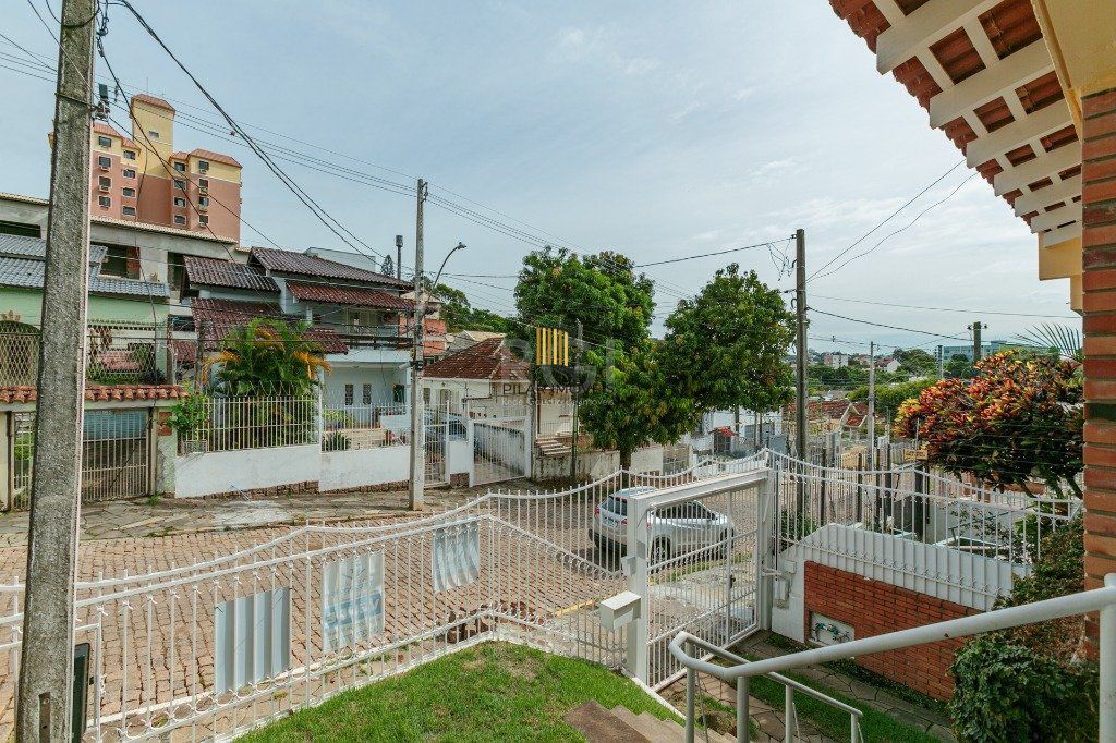 Casa 3 dormitórios com uma 1 suite, 2 banheiros, terraço, bem iluminada. Próxima ao Shopping Boubon Teresópilis