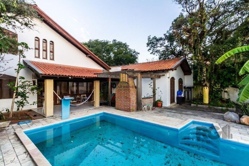 Casa 303m² - 4 dormitórios, 2 vagas no bairro Santo Antônio