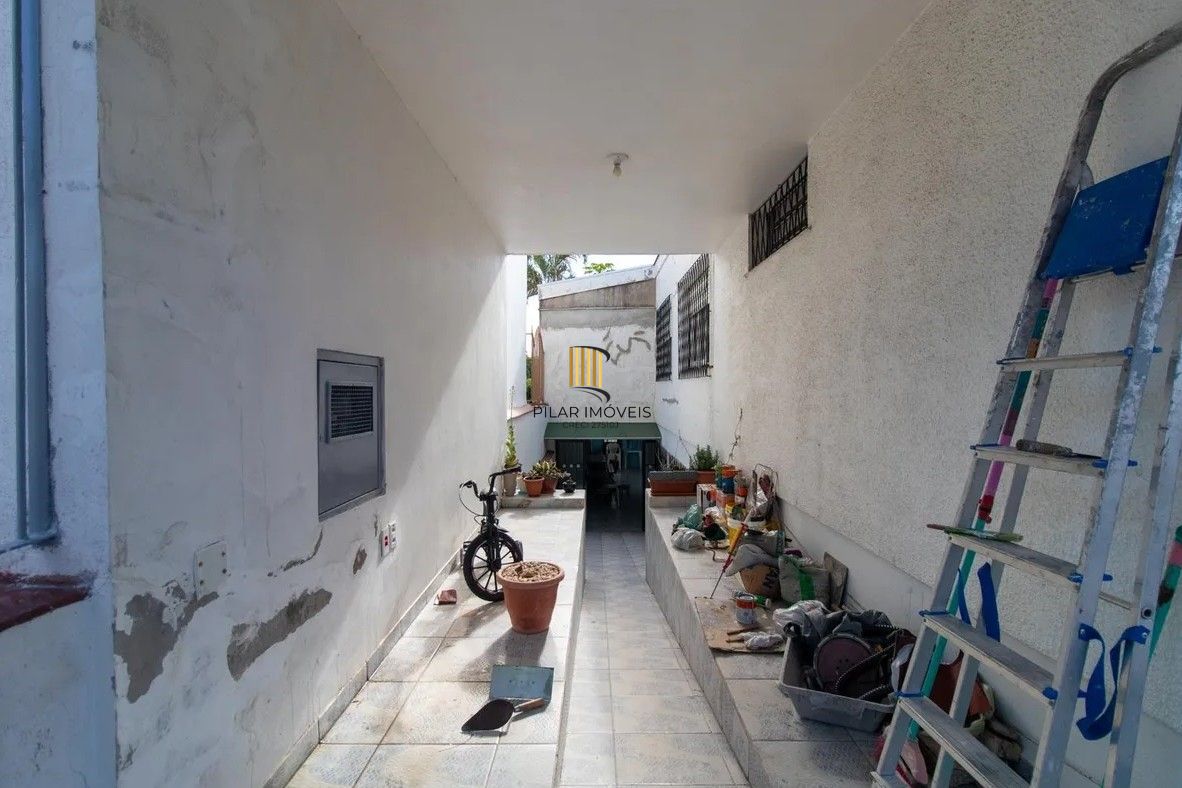Casa com 4 dormitórios e energia solar no bairro Nonoai.