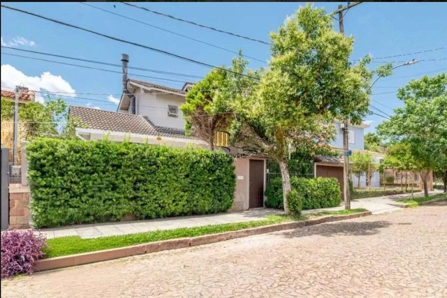 Casa com 3 dormitórios e piscina aquecida no bairro Teresópolis.