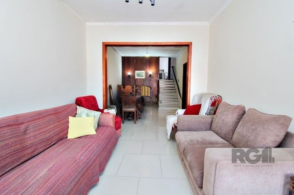 Casa 4 dormitórios, 2 vagas, em rua tranquila próxima a rua Oscar Pereira