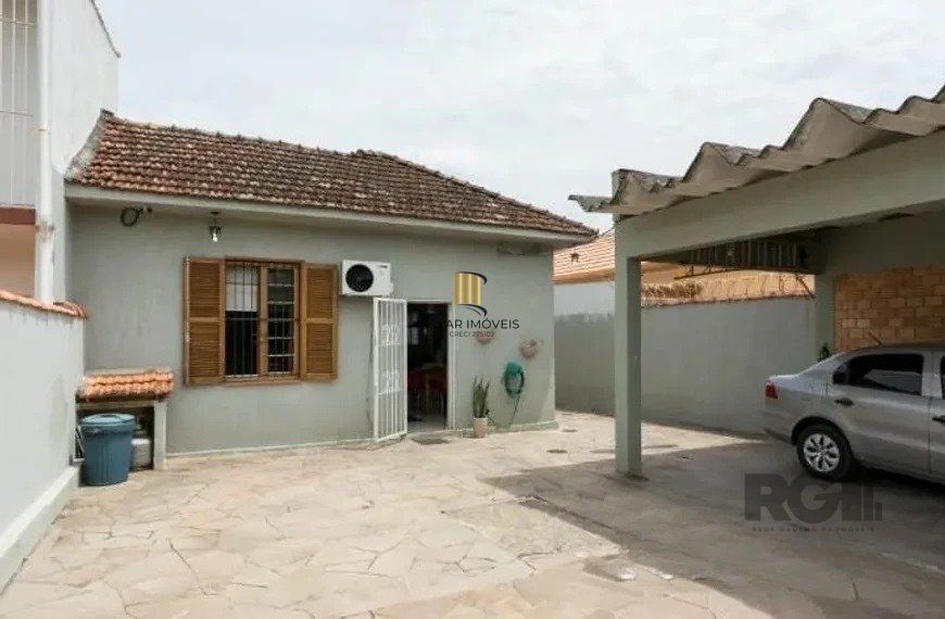Casa 03 dormitórios com piscina próxima a Av. Prof. Oscar Pereira e todos os recursos do bairro.