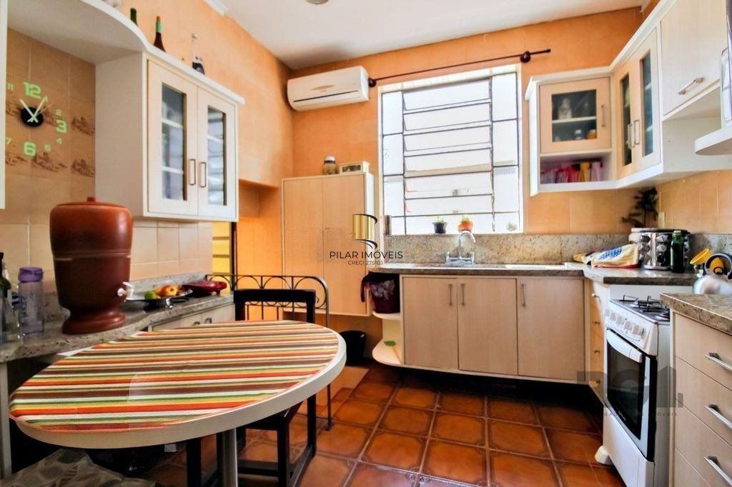 Casa 4 dormitórios, 2 vagas, em rua tranquila próxima a rua Oscar Pereira