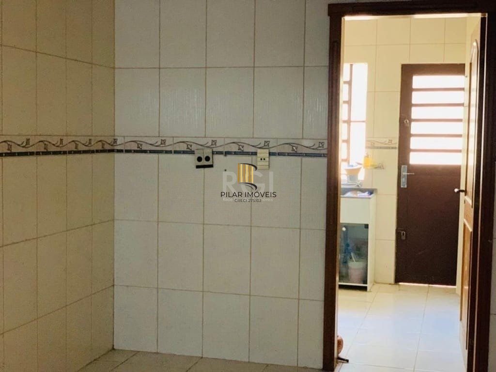 Encantadora residência com 03 dormitórios sendo 01 suíte e piscina.