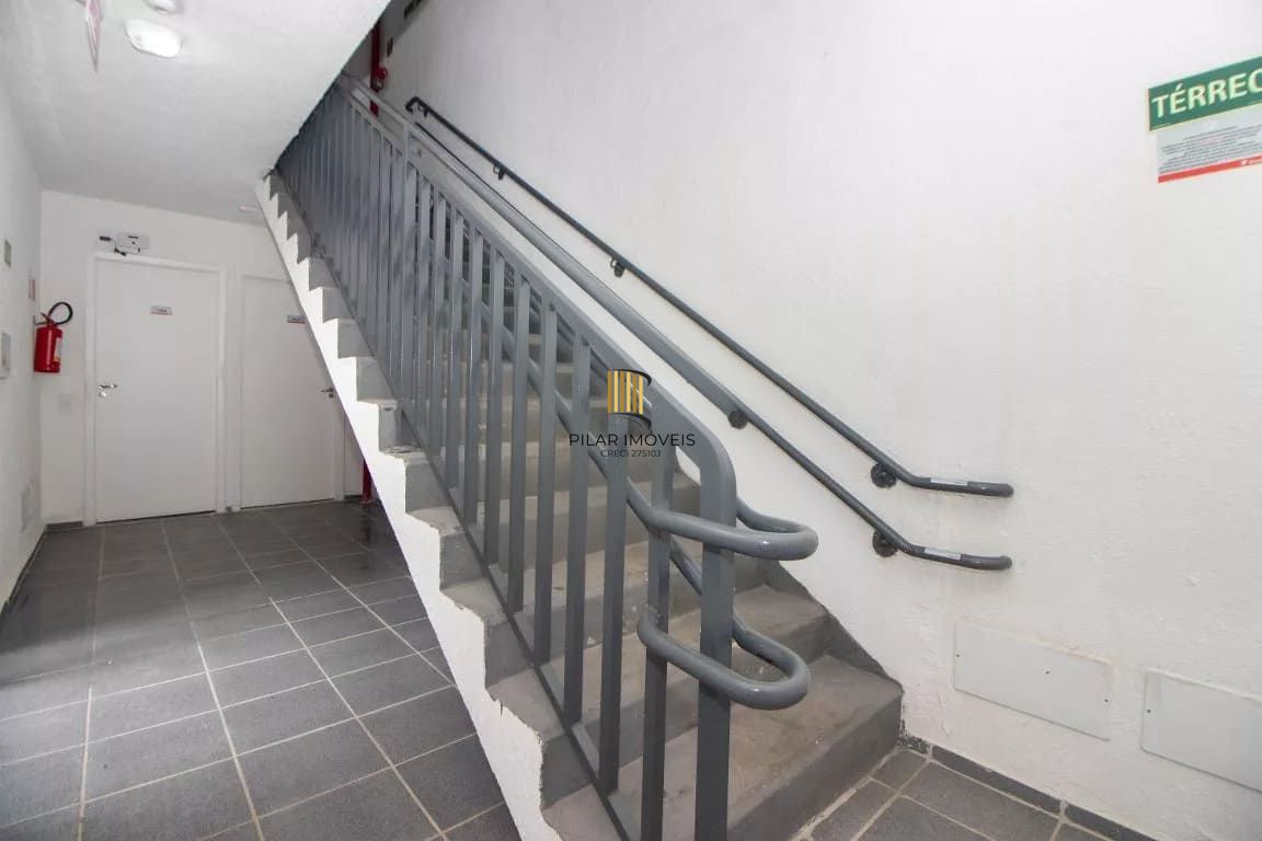 Apartamento á venda de 2 dormitórios no Bairro Protásio Alves.