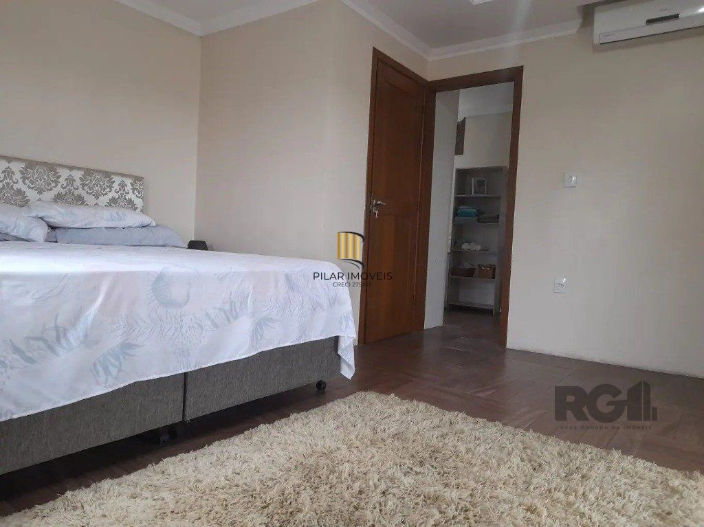 Casa com 3 dormitórios no bairro Lomba do Pinheiro
