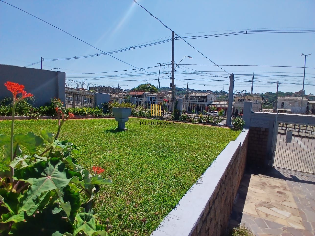 Casa com 03 dormitorios e amplo jardim no bairro Santa Tereza /RS