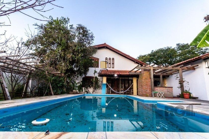 Casa 303m² - 4 dormitórios, 2 vagas no bairro Santo Antônio