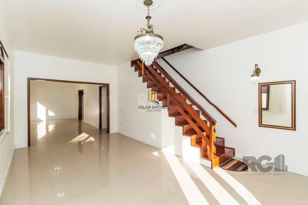Casa de 266m² - 5 dormitórios, 5 vagas no bairro São João