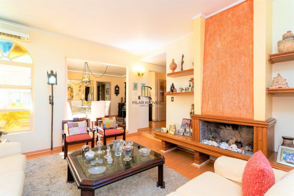 Casa para Venda - 228m², 4 dormitórios, sendo 1 suites, 5 vagas - Teresópolis