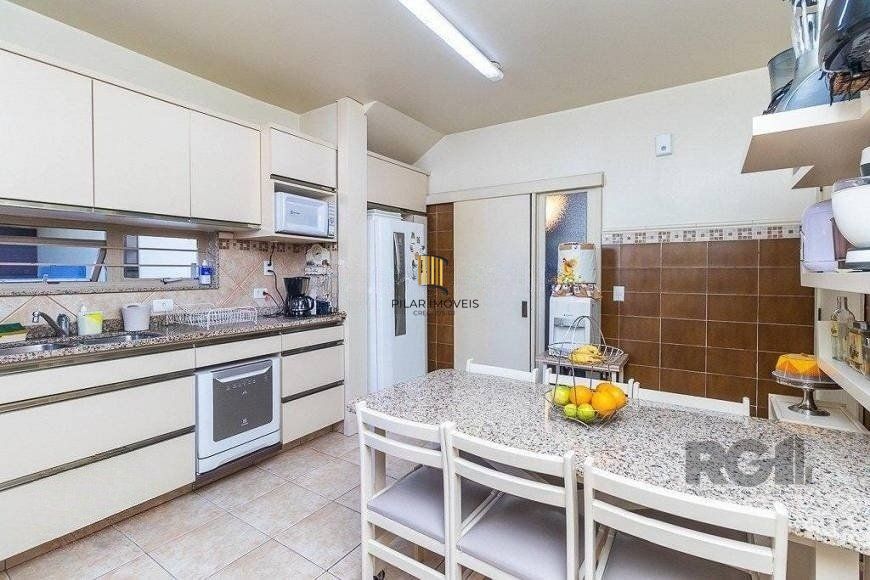 Casa para Venda - 235m², 4 dormitórios, sendo 1 suites, 2 vagas - Azenha