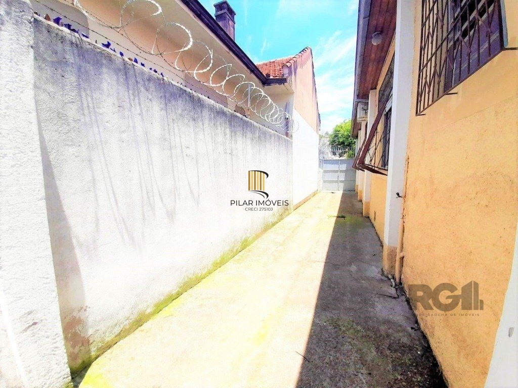 Casa 3 dormitórios no bairro Medianeira
