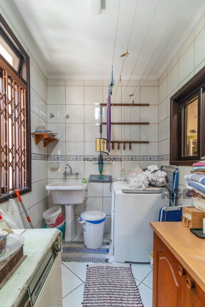 Linda casa de 04 dormitórios com vista livre no Bairro Teresópolis