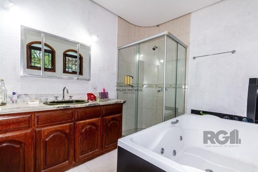 Casa 303m² - 4 dormitórios, 2 vagas no bairro Santo Antônio