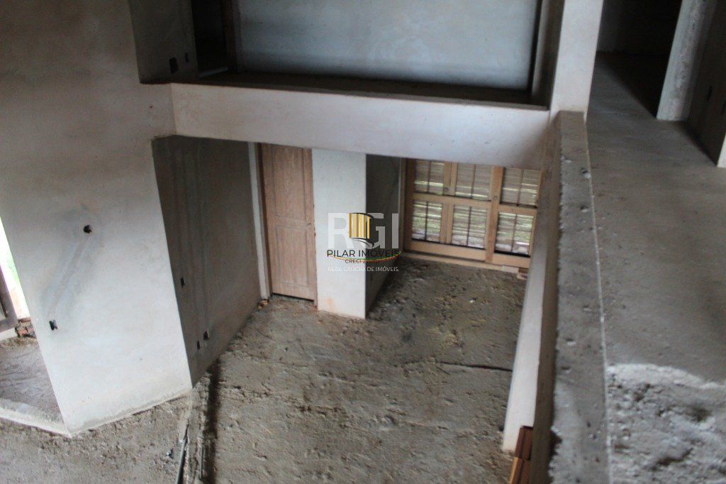 Casa para Venda - 300m², 5 dormitórios, sendo 3 suites, 5 vagas - Teresópolis