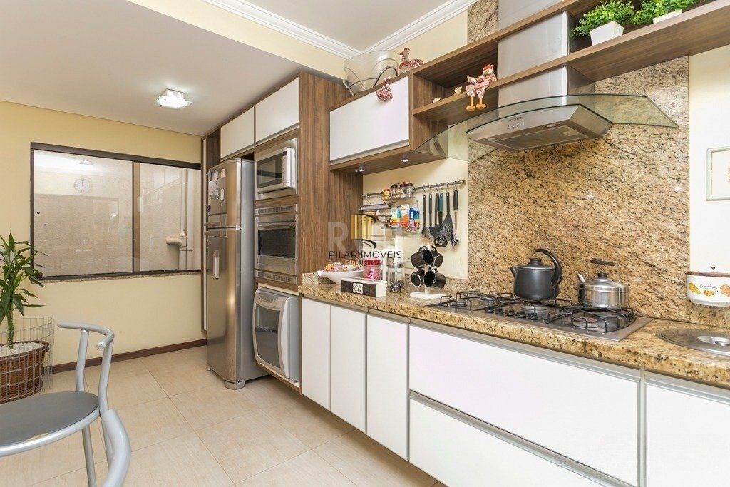 Excelente casa em condomínio com 3 suítes, piscina e 3 vagas de garagem
