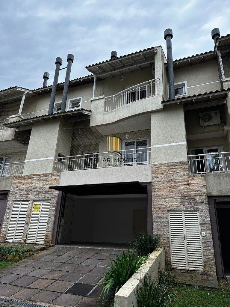 Casa em condomínio com 245m² - 3 dormitórios, 2 vagas no bairro Pedra Redonda