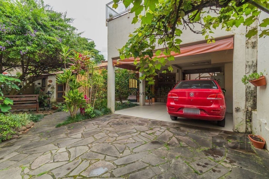Impecável casa no bairro Medianeira. Living de 3 ambientes com lareira. Com 4 dormitórios sendo 1 suíte também com lareira. Ampla cozinha mobiliada e reformada. Dormitórios com armários fixos .