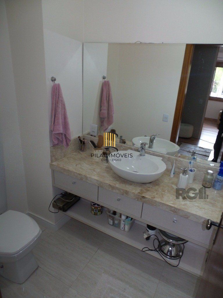 Excelente casa em condomínio com 3 dormitórios e 4 vagas.