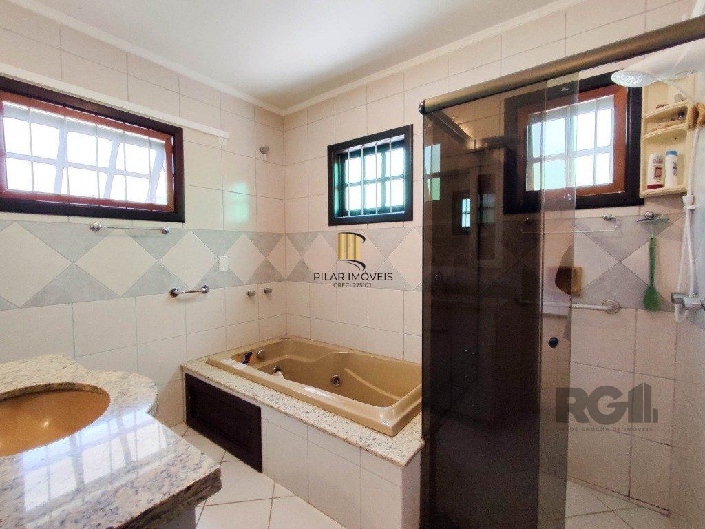 Excelente casa de 230m² com 4 dormitórios e 3 vagas.