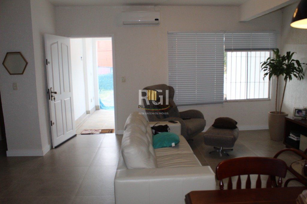 Casa para Venda - 300m², 5 dormitórios, sendo 3 suites, 5 vagas - Teresópolis