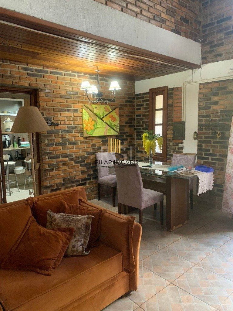 Casa 4 Dormitório(s) Bairro Nonoai