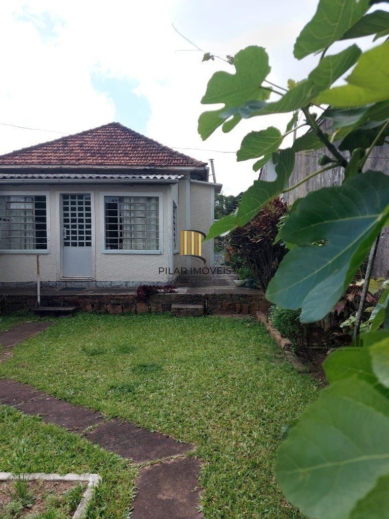 Casa 3 dormitórios,  1 vaga de garagem ampla e coberta.  Possui edícula com 3 peças. Espaço com churrasqueira e dispensa. Área total de  484m².
