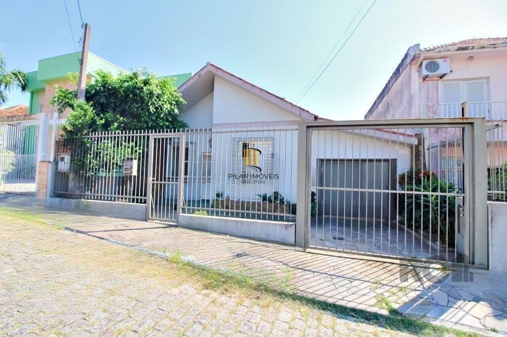 Casa 4 dormitórios, 2 vagas, em rua tranquila próxima a rua Oscar Pereira