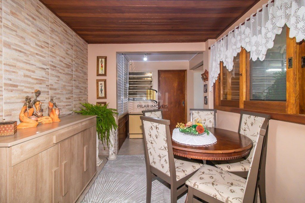 Casa de 289m² - 3 dormitórios, 1 suíte, 4 salas, churrasqueira, pátio e 4 vagas de garagem no bairro Partenon