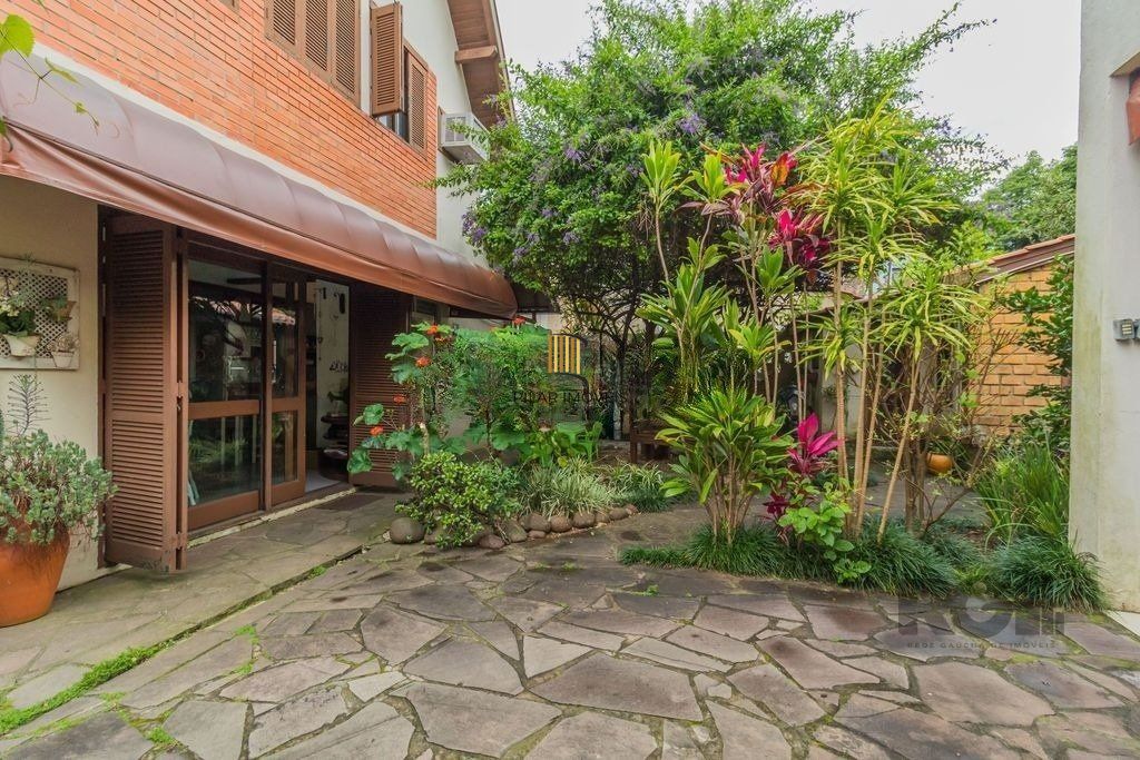 Impecável casa no bairro Medianeira. Living de 3 ambientes com lareira. Com 4 dormitórios sendo 1 suíte também com lareira. Ampla cozinha mobiliada e reformada. Dormitórios com armários fixos .