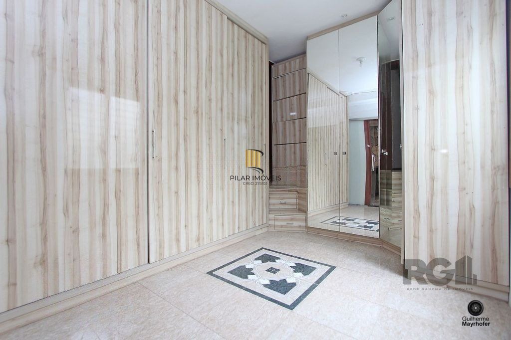 Casa com 5 suítes, 7 banheiros, 4 vagas no bairro Partenon