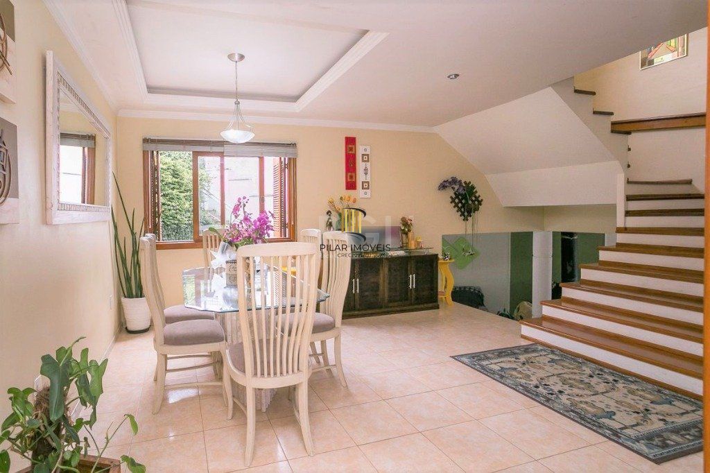 Casa para Venda - 279m², 3 dormitórios, sendo 1 suites, 4 vagas - Teresópolis