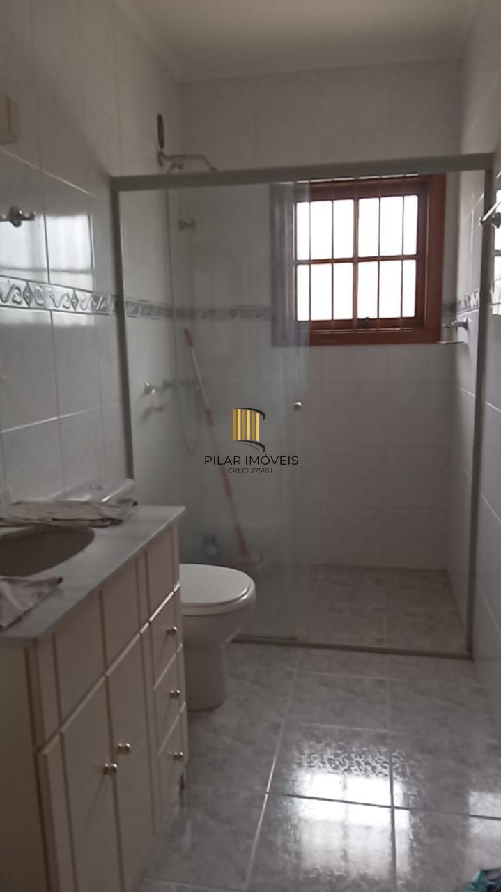 Casa 03 dormitórios, com páteo