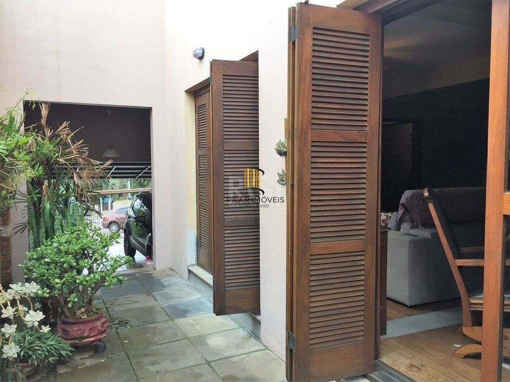 Casa de 270m² - 3 dormitórios, 1 suíte, churrasqueira, pátio e 3 vagas de garagem