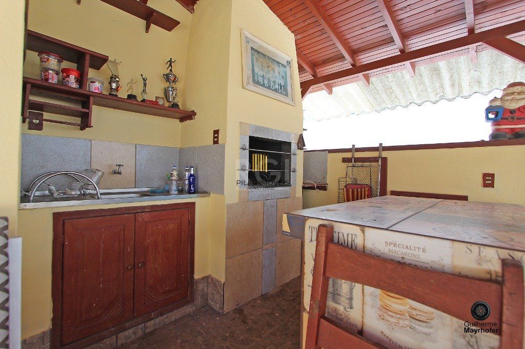 Casa para Venda - 300m², 6 dormitórios, sendo 1 suites, 3 vagas - Menino Deus
