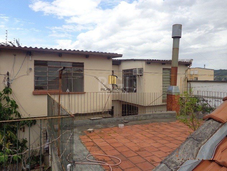 Casa para Venda - 200m², 5 dormitórios, sendo 1 suites, 4 vagas - Glória