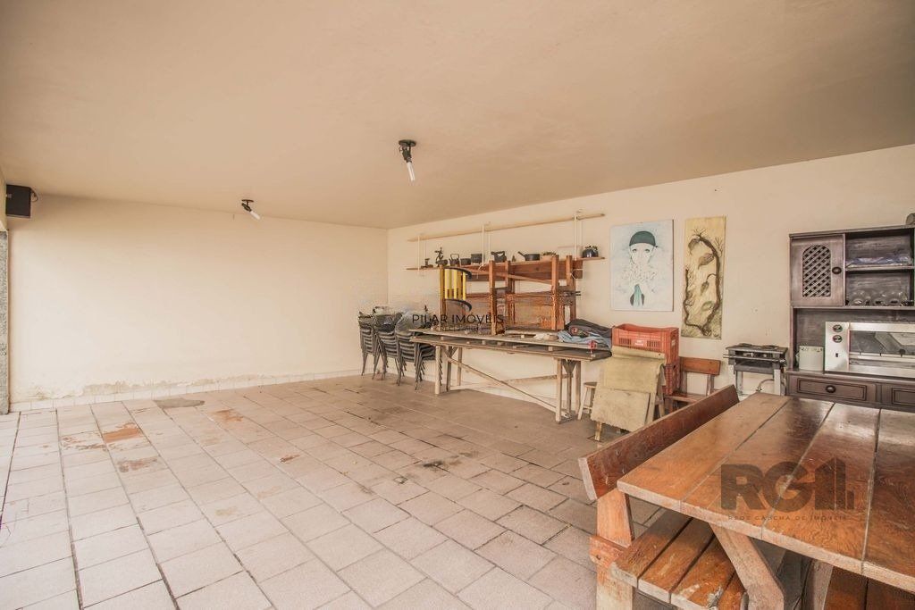 Casa de 329m² - 4 dormitórios, 1 suíte, 6 vagas no bairro Vila Jardim