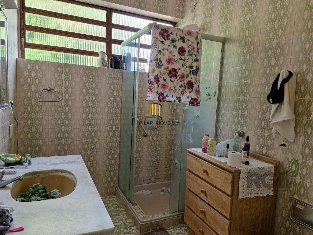 Casa com 243m2 de área privativa, com amplo pátio de 11 x 44, próxima a Av. Teresópolis