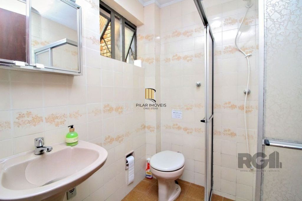 Casa 4 dormitórios, 2 vagas, em rua tranquila próxima a rua Oscar Pereira