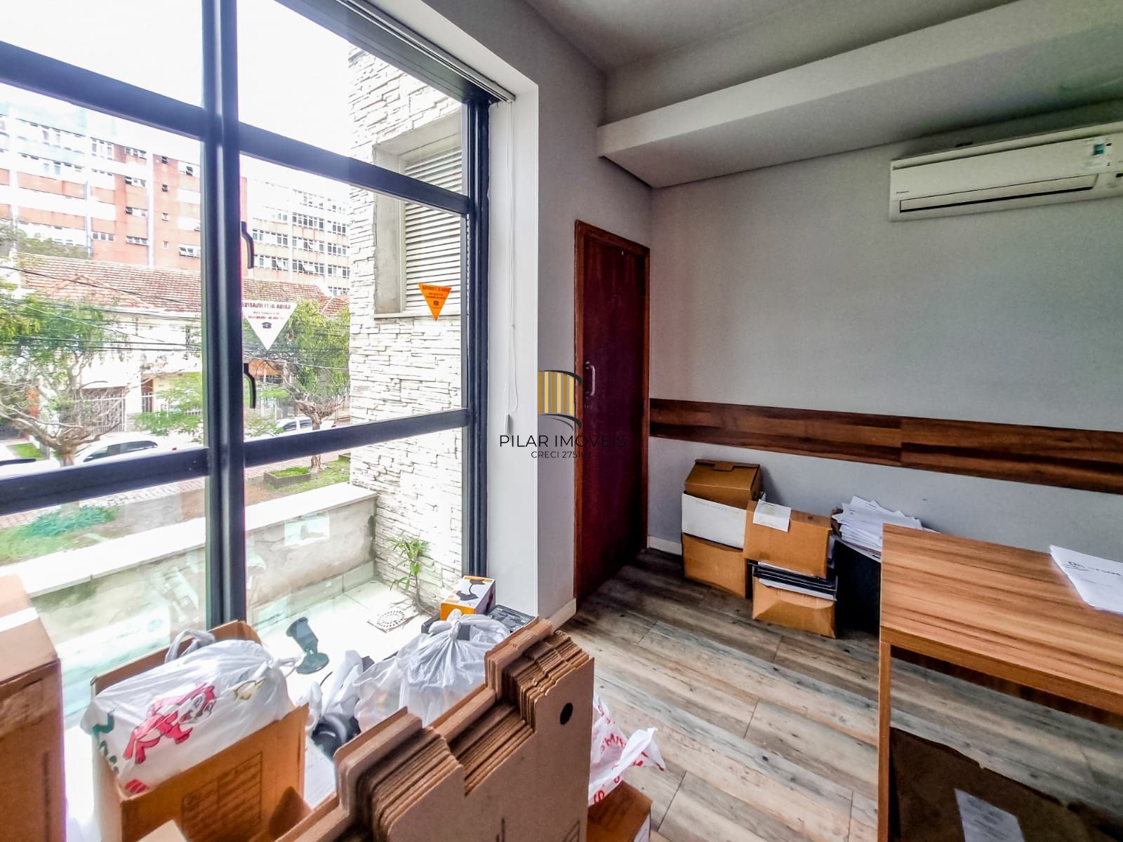 Sala locada com vaga no Menino Deus, a 200 m do Praia de Belas