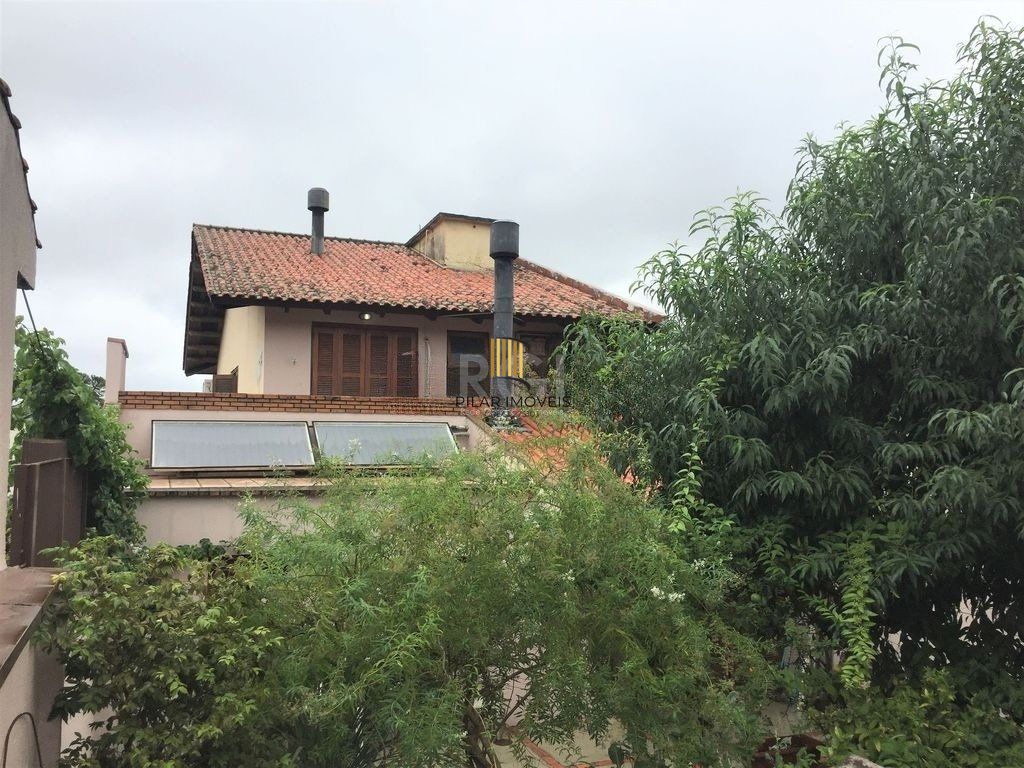Casa de 270m² - 3 dormitórios, 1 suíte, churrasqueira, pátio e 3 vagas de garagem